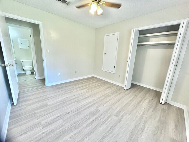 Building Photo - Charming 2-Bedroom Quadplex