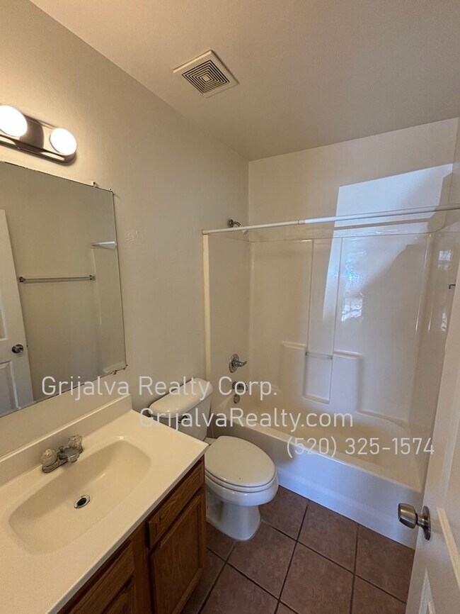 Building Photo - 3641 E Monte Vista Dr