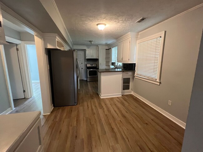 Building Photo - 3 Bedroom 1.5 Bath Apartment - Downtown Ch...