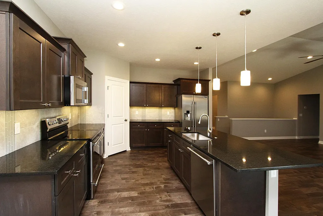 Building Photo - 5 Bedroom and 3 Bathroom House available J...