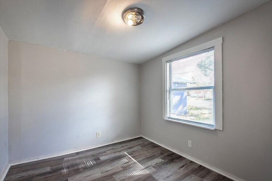 Building Photo - 531 New Berlin Rd