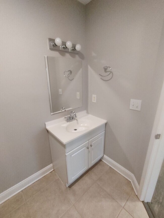 Building Photo - Spacious 2BD/2.5BA Townhome super close to CCU, HGTC, and CMC!