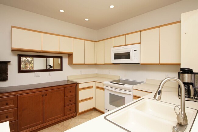 Building Photo - Bluewater Bay Townhome - 6 month lease Only