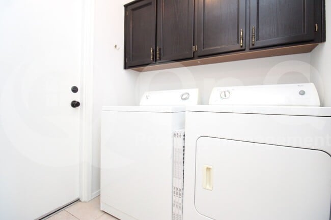 Building Photo - 10879 E Kalil Dr