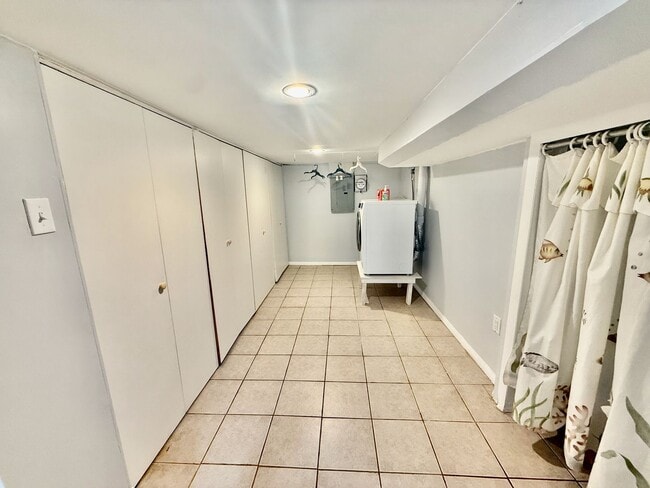 Building Photo - SPACIOUS & MODERN 3 BED/1.5 BA HOUSE w/ Central AC-HARDWOOD Flooring-WASHER/DRYER & Rear PATIO in...