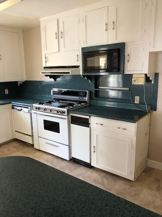 Building Photo - Charming North Bakersfield home!