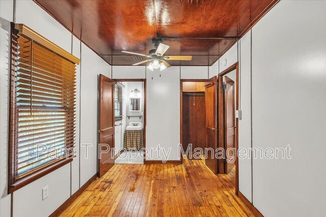 Building Photo - 14 Southwood Dr