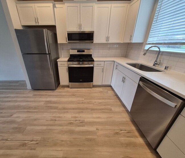 Building Photo - Move in special! Carefree living in vibrant downtown Puyallup