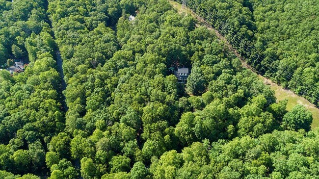 Building Photo - Five Bedroom Home