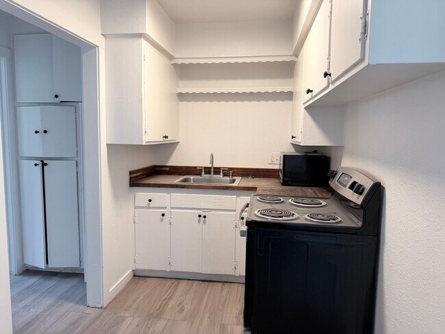 Building Photo - Recently remodeled 1 bedroom in West Redding