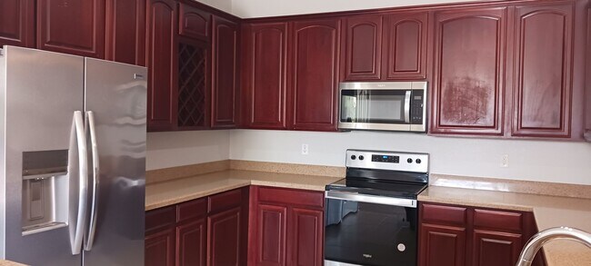 Building Photo - 3 Bed / 2 Bath with Loft