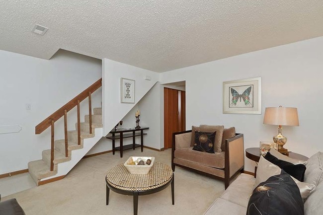 Building Photo - 2039 Essex Dr