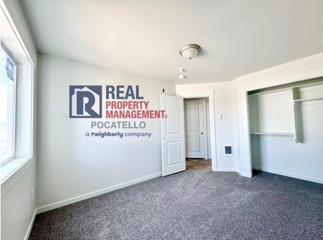 Building Photo - 5405 Park Lawn Dr