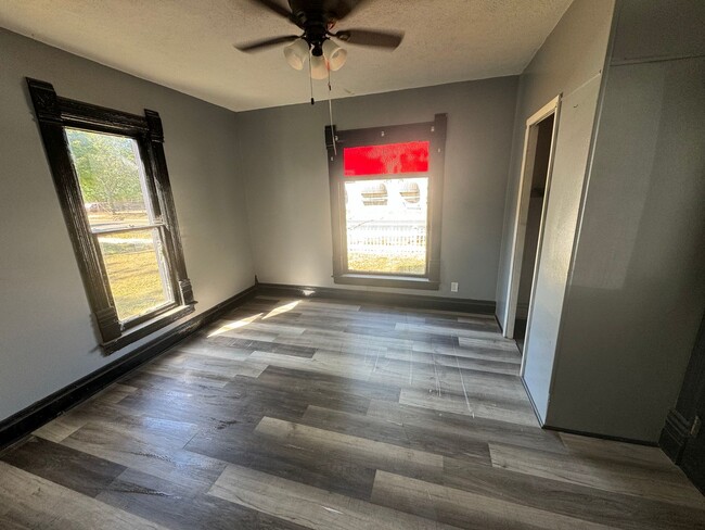 Building Photo - 4 Bedroom 1 Bathroom Just FULLY remodeled