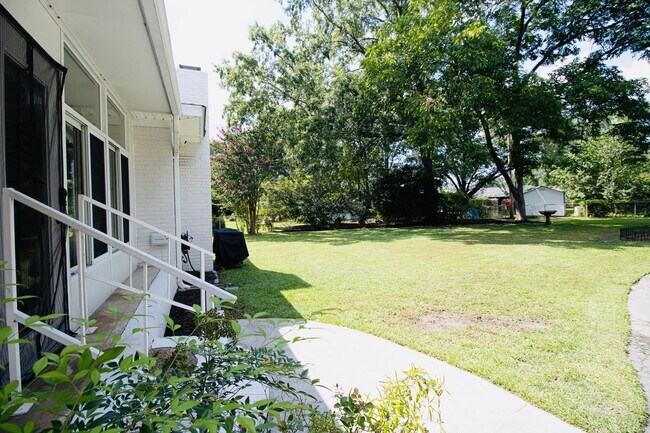Building Photo - Stunning 3 Bedroom, 2 Bathroom in West Col...