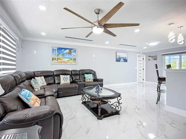 Building Photo - 6531 Santiago Ct