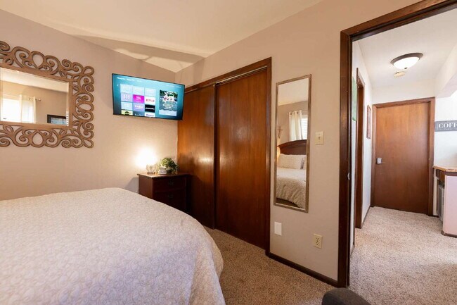 Building Photo - Feel Right at Home – Inviting Fully Furnis...