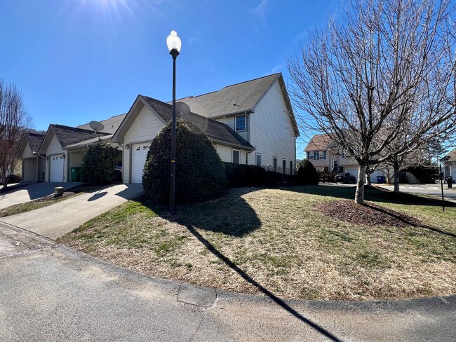 Building Photo - 3-Bed, 3-Full Bath, End Unit, 1-Car Garage!