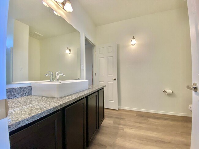 Building Photo - North Valley Townhouse