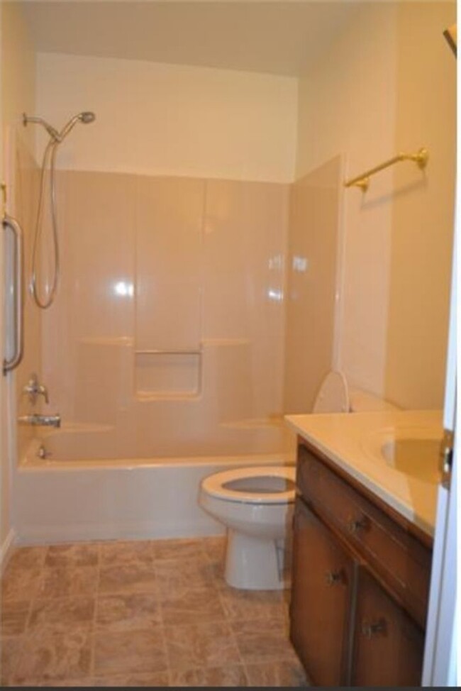 Building Photo - For Rent: Charming 3-Bedroom Pet-Friendly ...