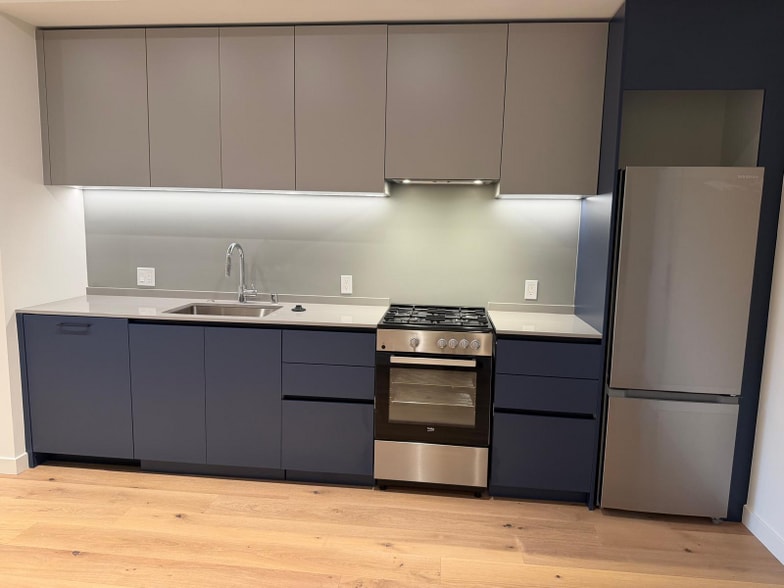 Building Photo - 395 6th St