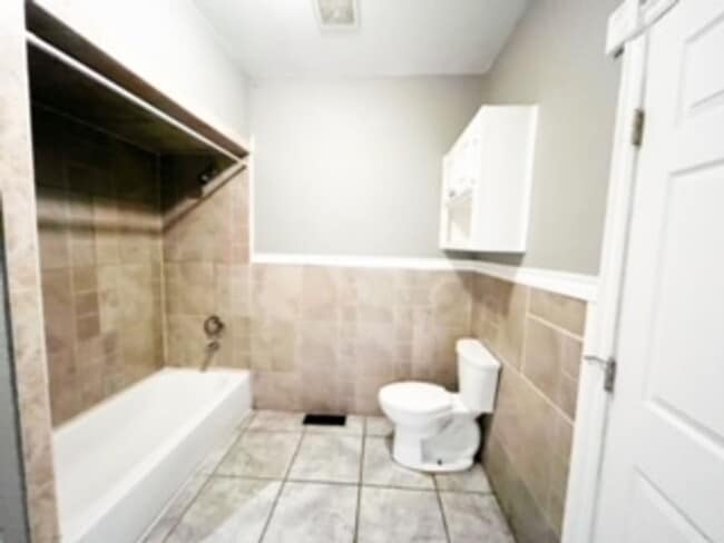 Building Photo - 3 Bedroom & 1 Bath In Paseo District (Cont...