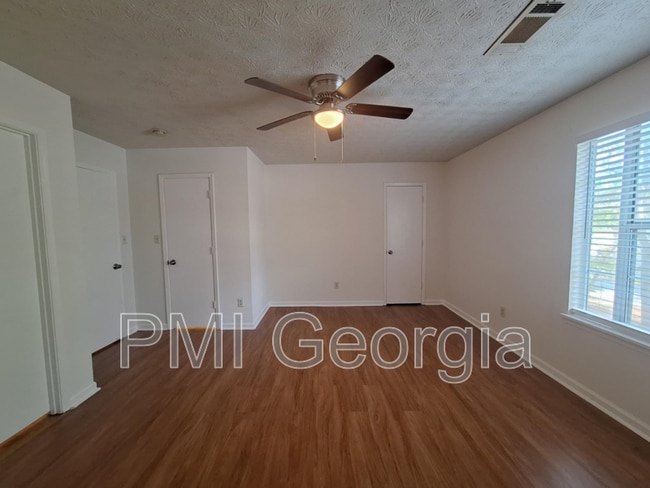 Building Photo - 6562 Carriage Ln