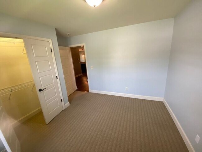 Building Photo - Now Offering ONE-MONTH FREE as Move-in Cre...
