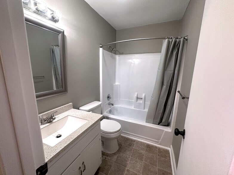 Building Photo - 545 E 3rd St