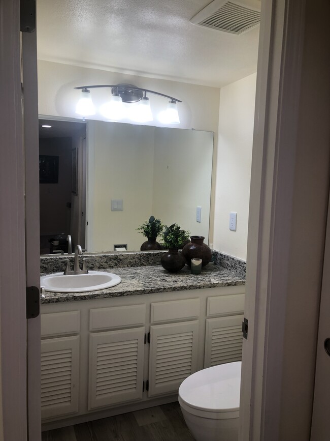 Half bath - 1243 E Kimberley Ln