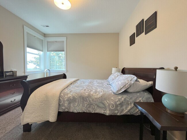 Building Photo - Expansive 4-Bedroom Home with Office, Ente...