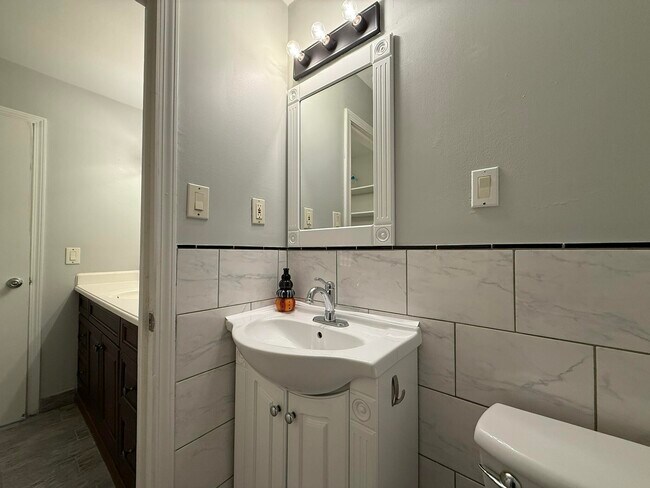 Building Photo - 1253 Island Dr