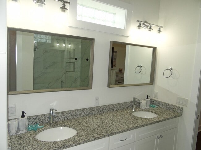 Building Photo - Furnished Townhome in Dunedin