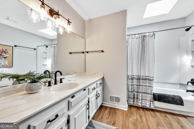 Building Photo - 3870 Northpoint Dr