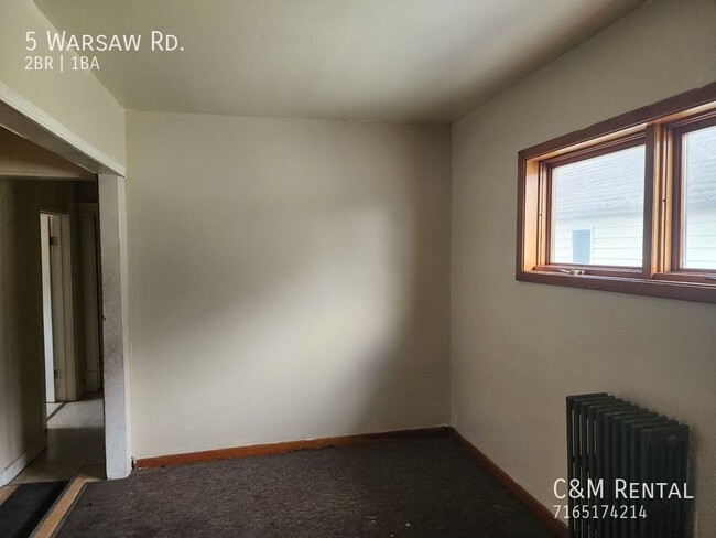 Building Photo - 2 Bedroom Upper Apartment with potential f...