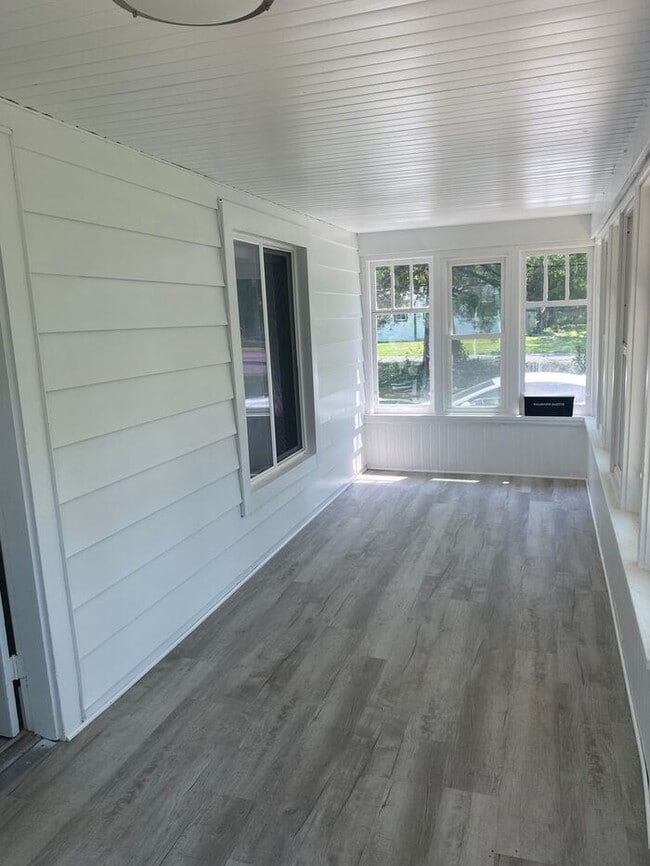Building Photo - Fully Renovated 3 bed 2 bath home - Ask ab...