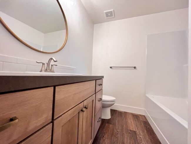 Building Photo - Beautiful Townhouse!