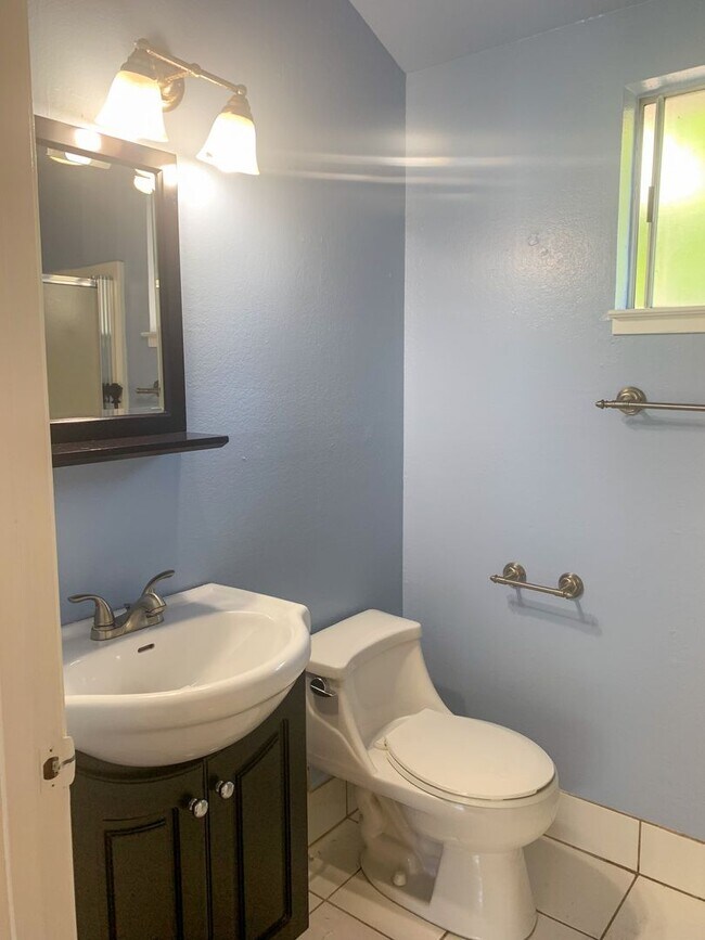 Building Photo - Exceptional Mountain View Home with Guest Suite Near Downtown