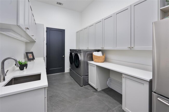 Building Photo - 4300 N Derrick Cove