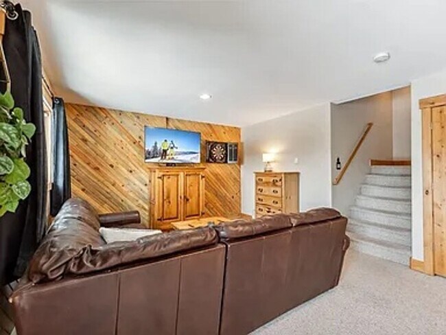 Building Photo - Winter Seasonal Rental- Woodworks 6726