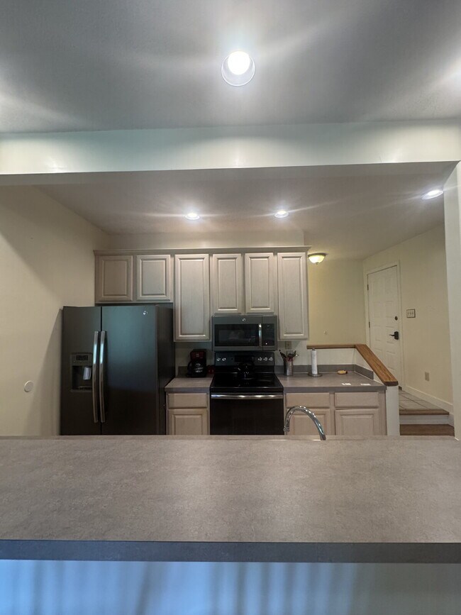 Building Photo - Charming furnished ground level Mountain Condo.