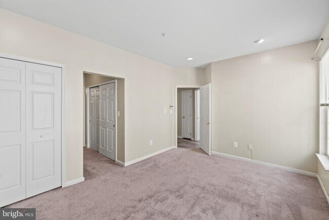 Building Photo - 5000 Willow Branch Way