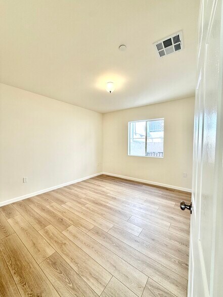 Building Photo - 14606 Gilmore St