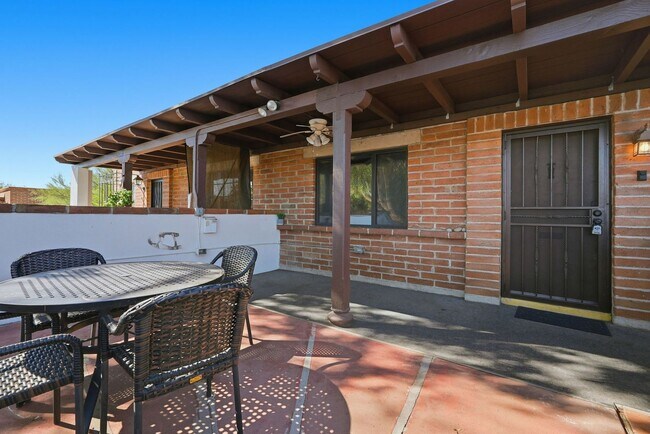 Building Photo - Charming Furnished, 55+ Community in Green Valley!