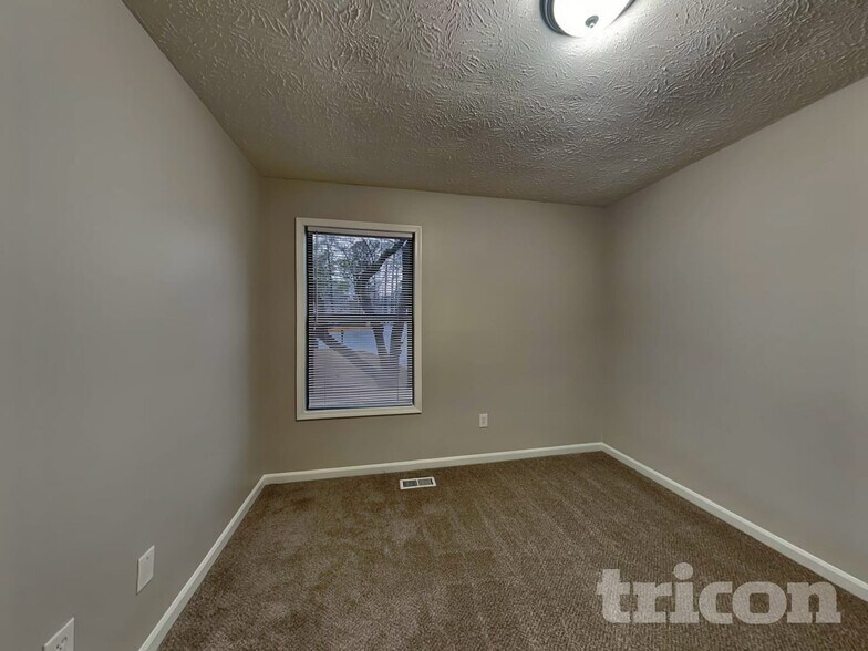 Building Photo - 303 Lowe Ct NW