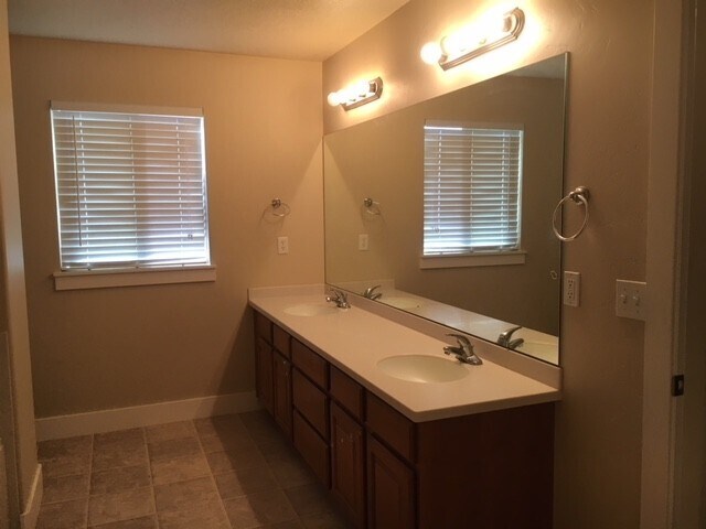 Building Photo - 2557 Garden Dr