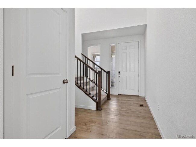 Building Photo - Spacious & Bright, Multi-Level 3BR 3BA in Commerce City w/ Private Yard!