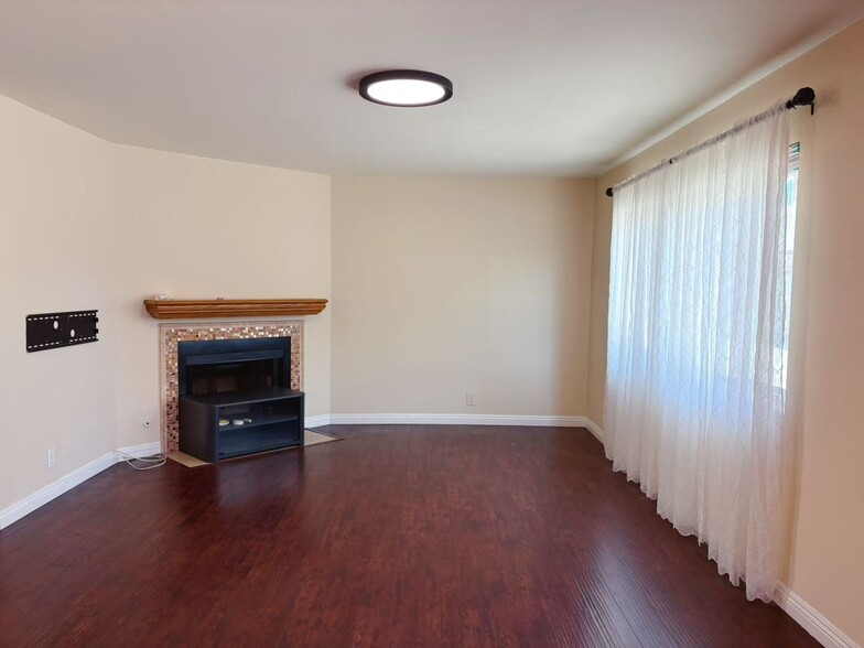 Living - 4340 Muscatel Ave
