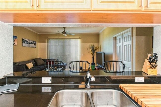 Building Photo - Annual UNfurnished 2/2 condo on top floor ...