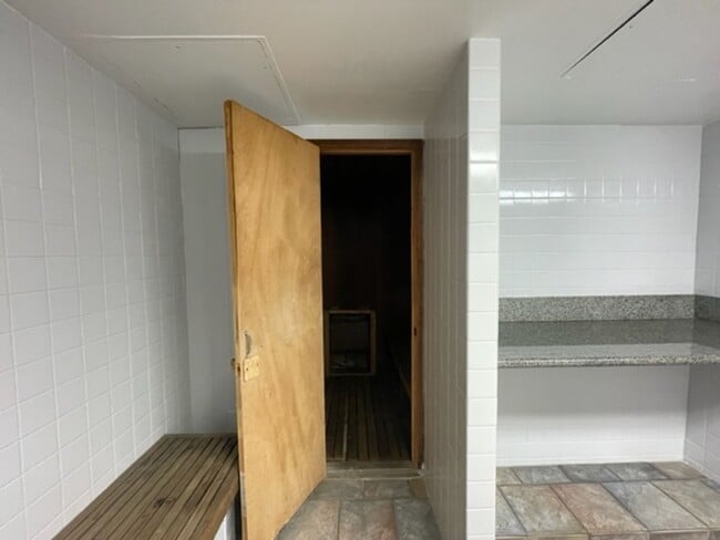 Building Photo - 411 Hobron Ln